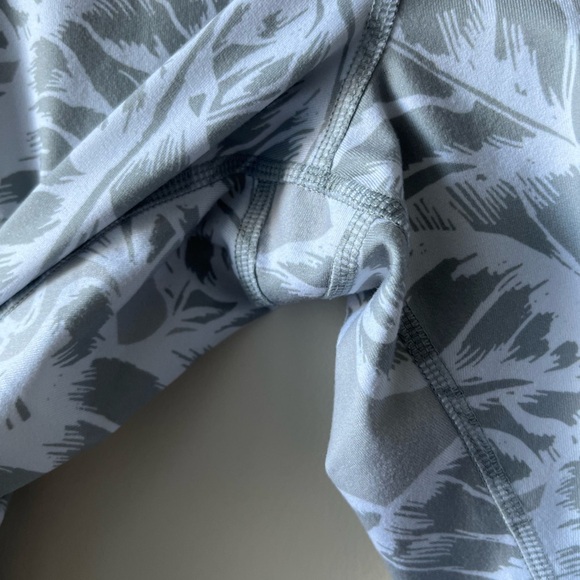 ALO Mid-rise Full length grey and white Palm Leaf Leggings - Picture 4 of 10